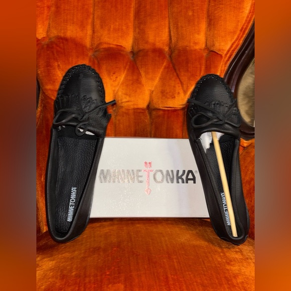 New Minnetonka Moccasin Black Women's 69 Classic Deerskin Kilty Moccasins Sz 11 - Picture 2 of 7